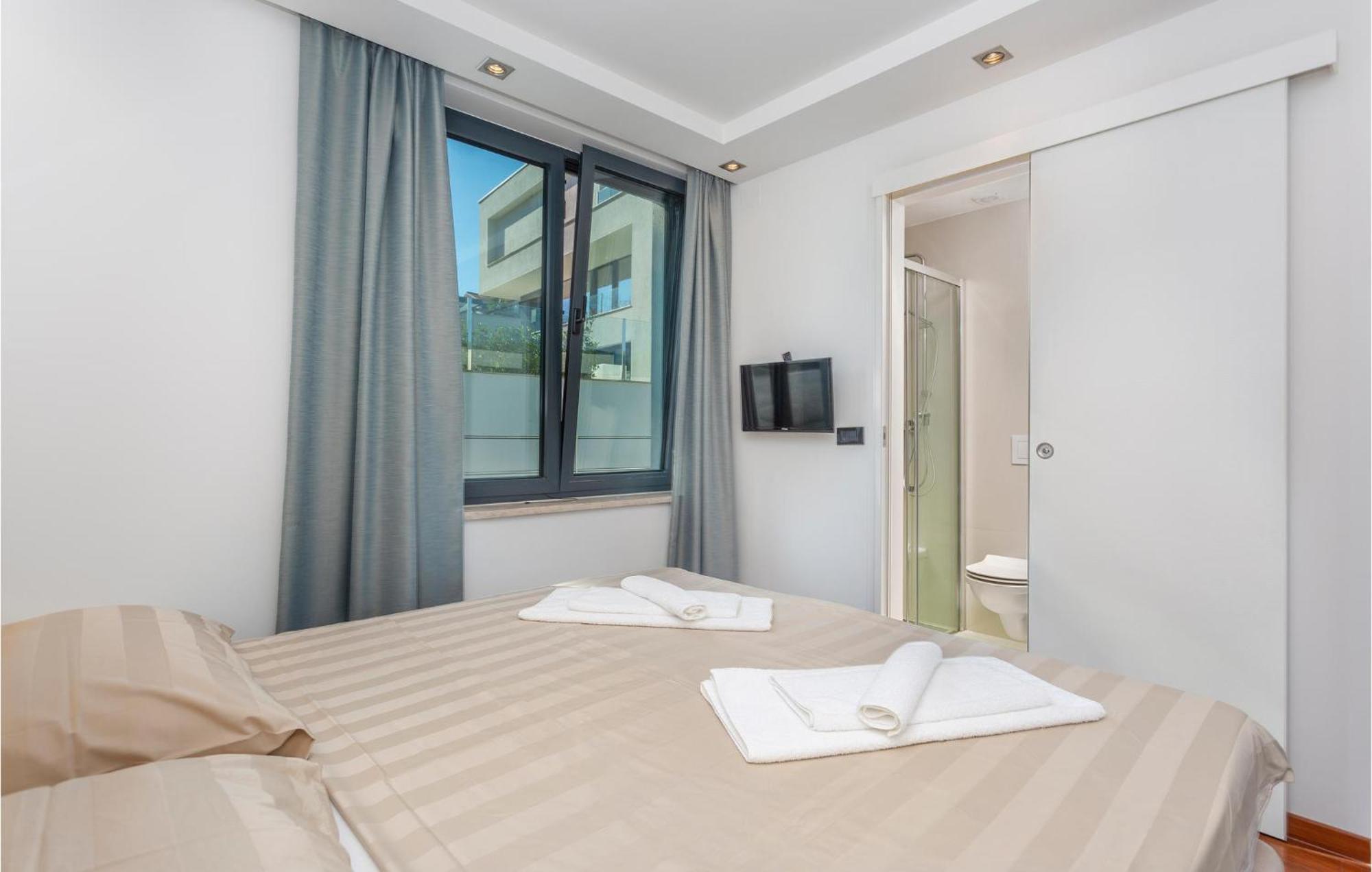 Stunning Apartment In Malinska With Kitchen 外观 照片