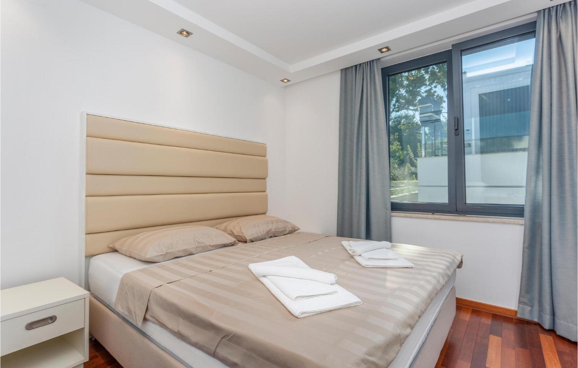 Stunning Apartment In Malinska With Kitchen 外观 照片