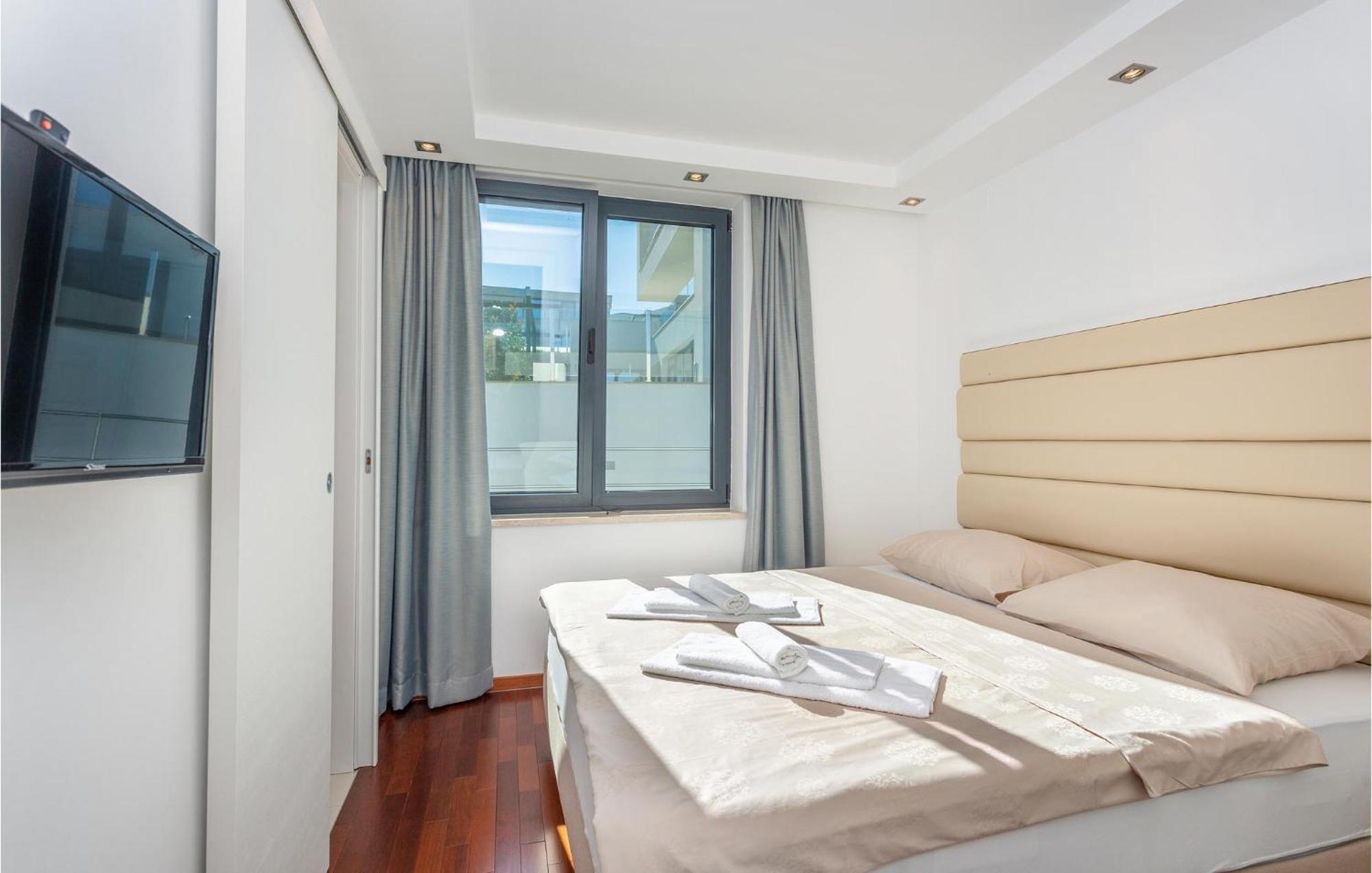 Stunning Apartment In Malinska With Kitchen 外观 照片