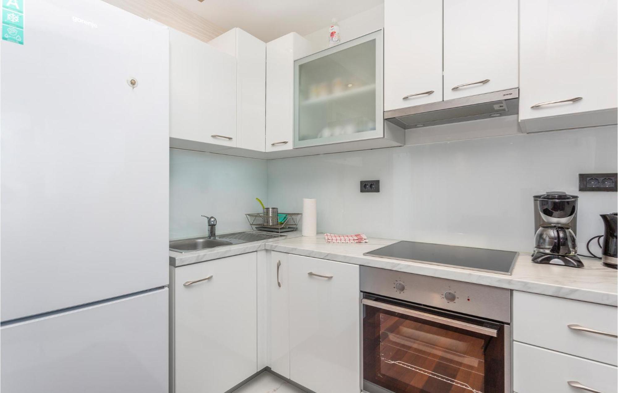 Stunning Apartment In Malinska With Kitchen 外观 照片