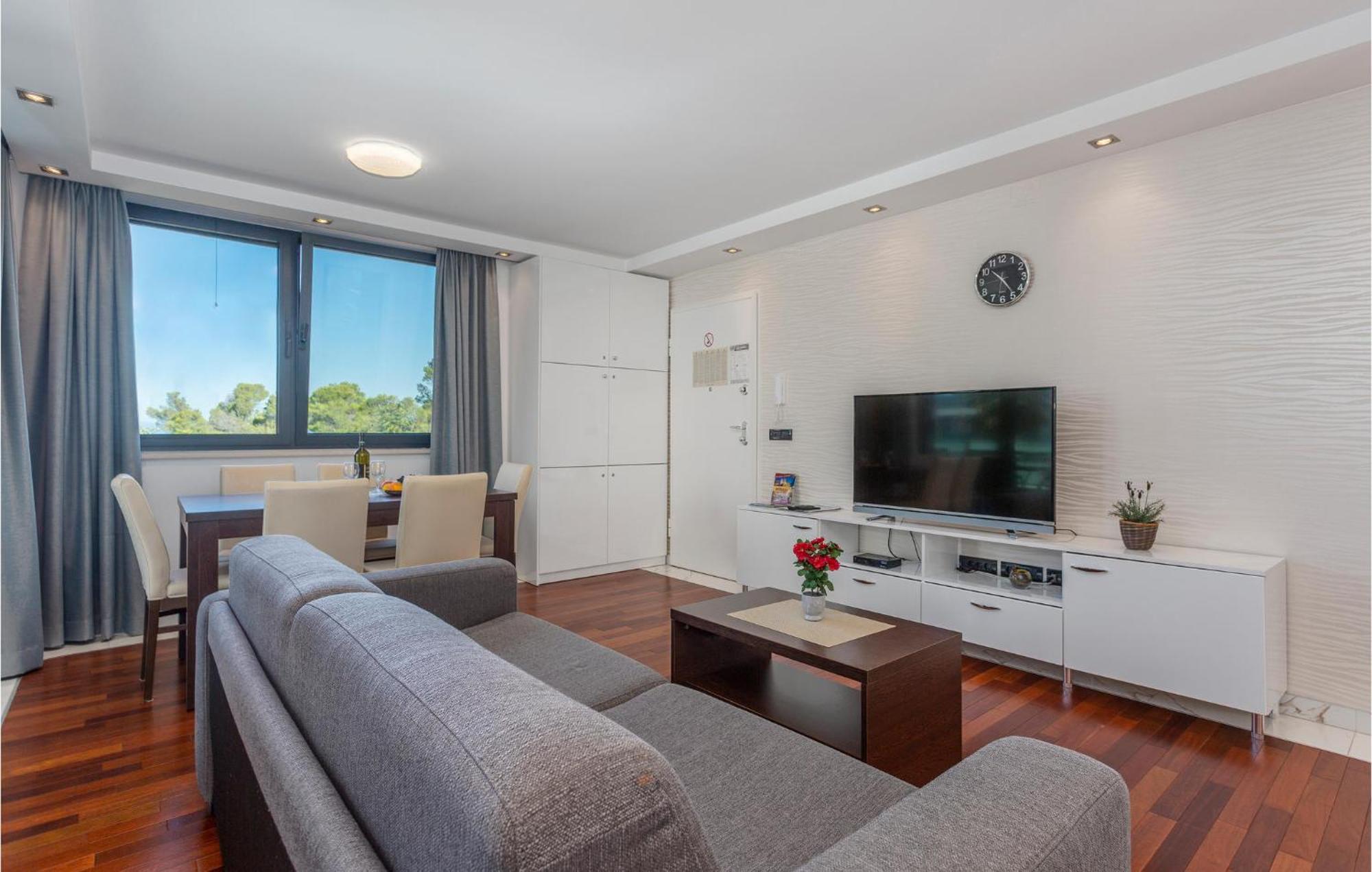 Stunning Apartment In Malinska With Kitchen 外观 照片
