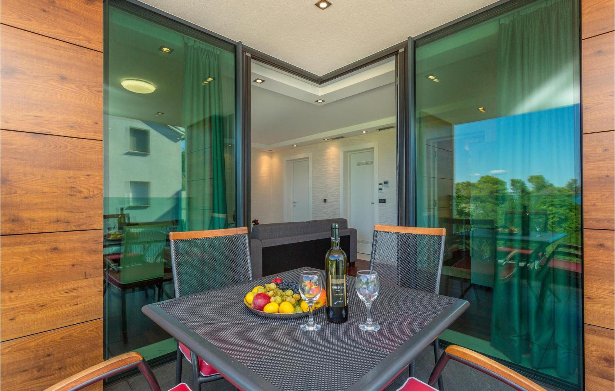 Stunning Apartment In Malinska With Kitchen 外观 照片
