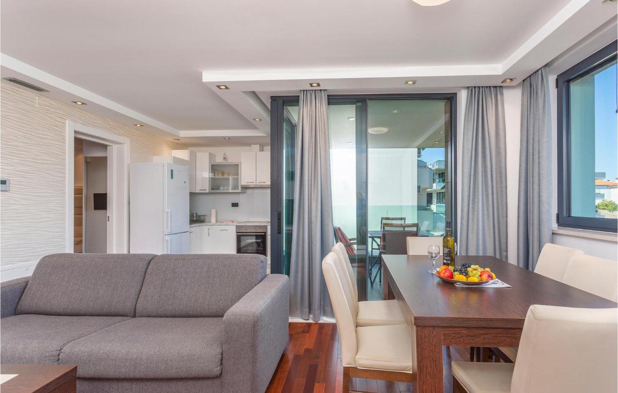 Stunning Apartment In Malinska With Kitchen 外观 照片