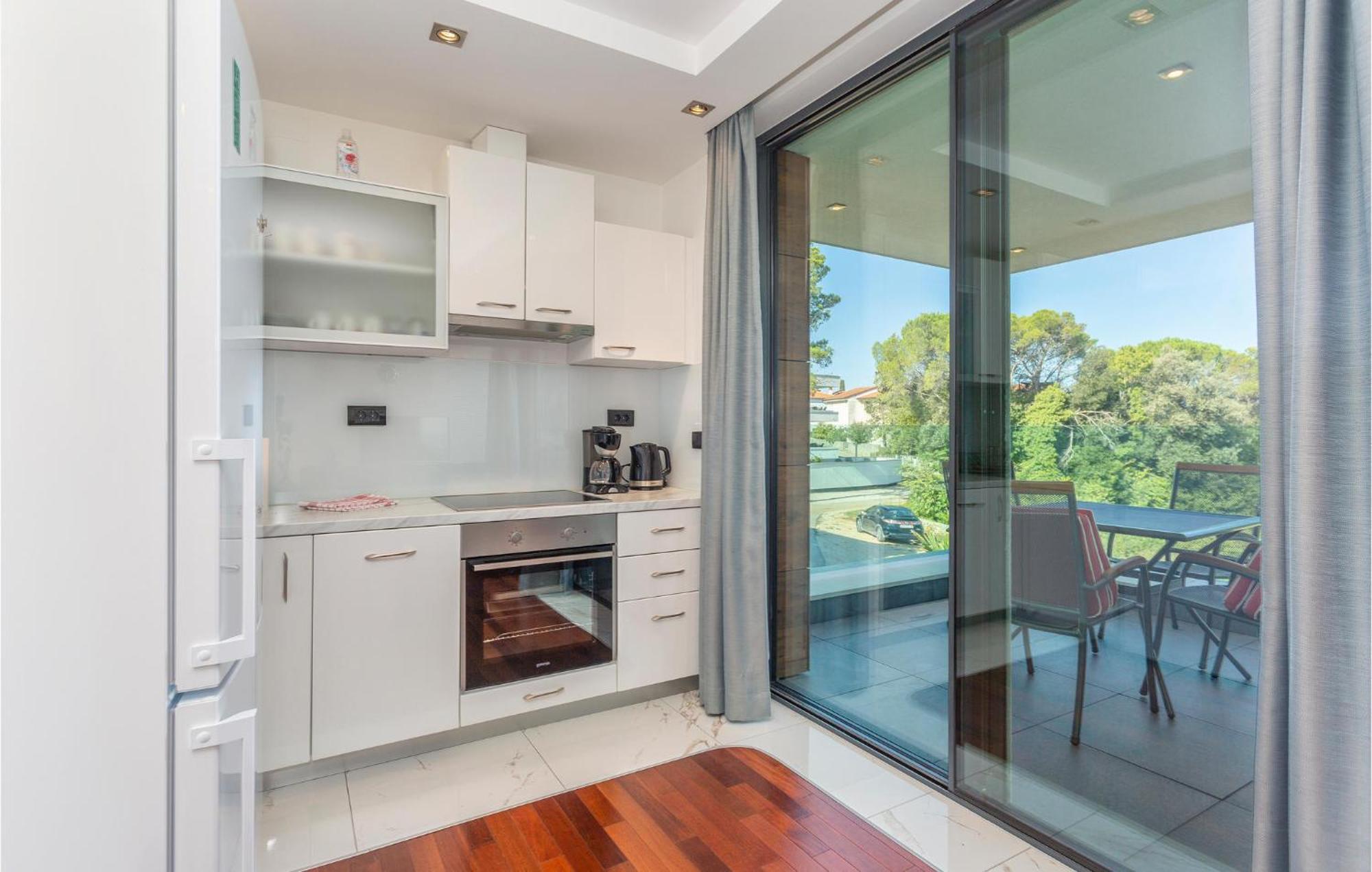 Stunning Apartment In Malinska With Kitchen 外观 照片